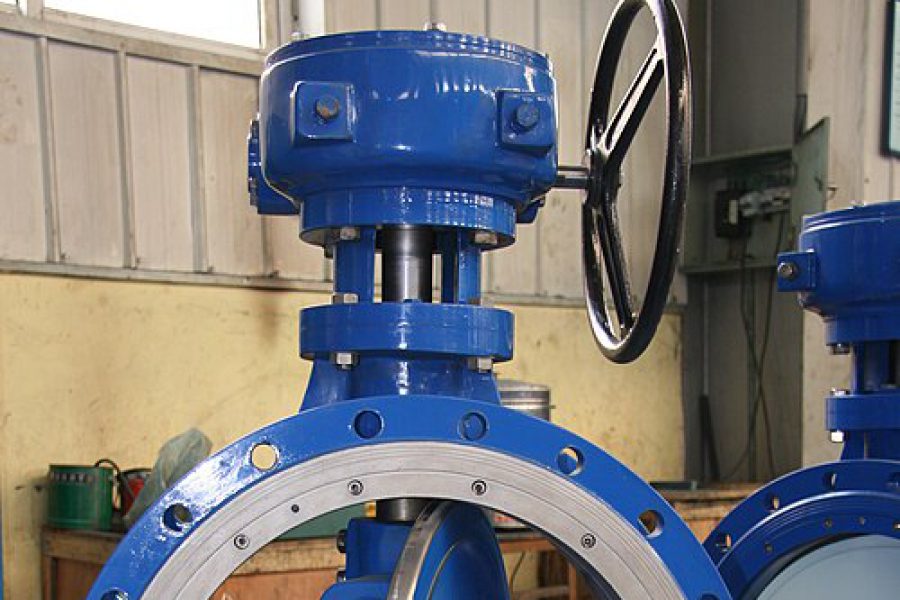 Industrial butterfly valve with actuator